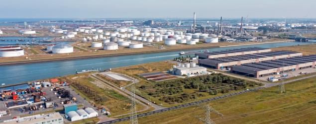 Нафта дещо дорожчає, попри рекордні запаси в США 